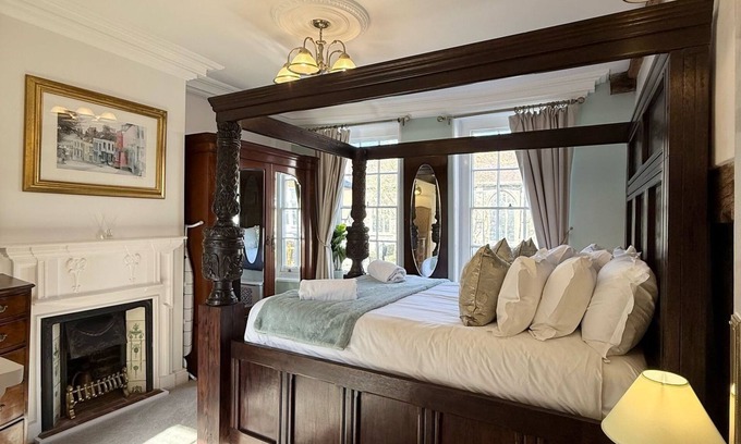 Heybridge Apartment | Spacious Four Poster Suite - The Henry Suite