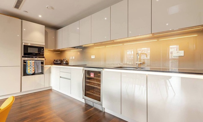 St. Mary's Park Apartment | Spacious Fulham Riverside 2 Bedroom Apartment