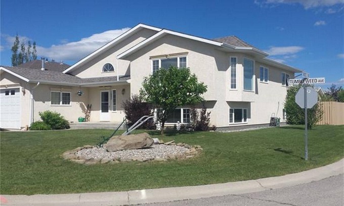 Pincher Creek House | Spacious fully furnished home in Pincher Creek - up to 14 people comfortably!