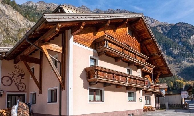 Huben House | Spacious group house with sauna and ski storage
