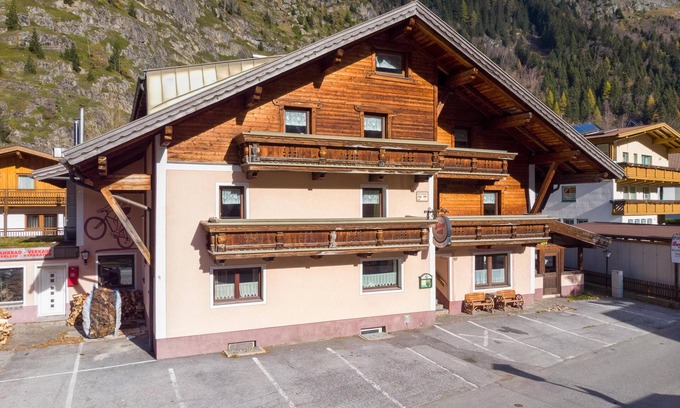 Huben House | Spacious group house with private sauna
