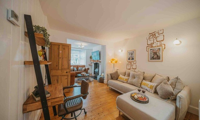 Cirencester House | Spacious Heart of town w/garden WiFi Smart TV