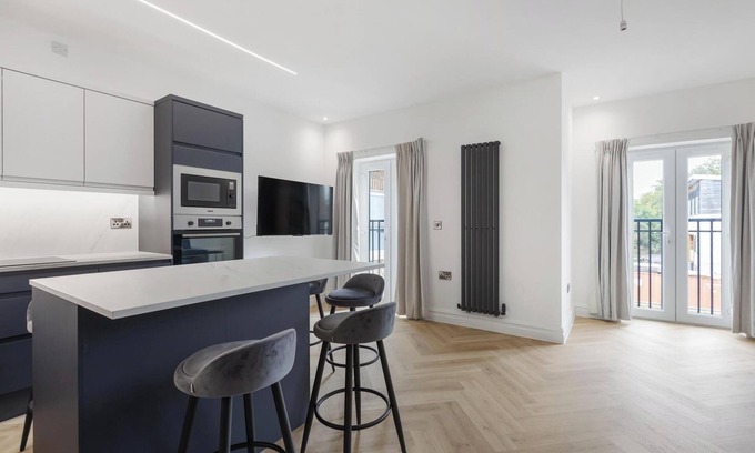 Coldharbour Apartment | Spacious High Tech Flat in London