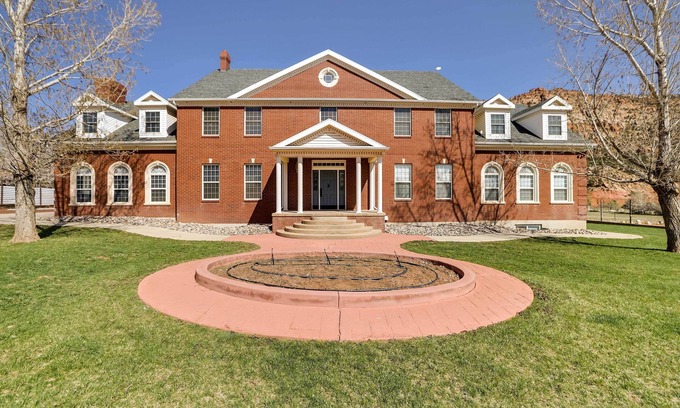 Hildale House | Spacious Hildale House w/Large Deck!