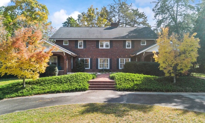Lemon Springs House | Spacious Historic Manor with Chef's Kitchen Horse-Friendly