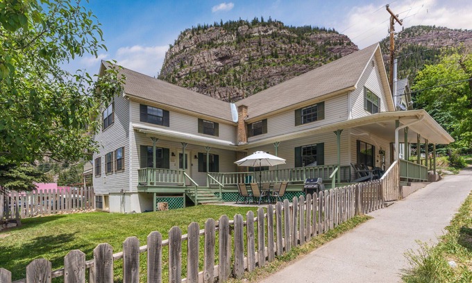 Ouray House | Spacious Historic Home - Sleeps 12 - Pet Friendly-upstairs AC!