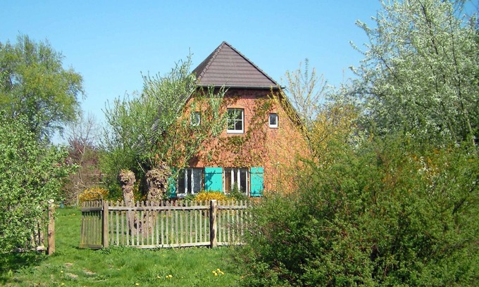 Mallentin House | Spacious holiday home with a large garden and swimming pond