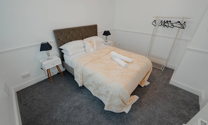 Sheffield House | Spacious home close to city centre, tram, hospitals, universities, Peak District