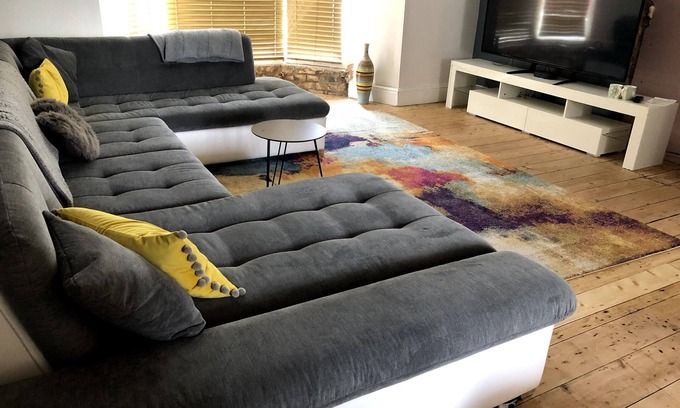 Newquay House | Spacious home close to all beaches w. parking & charging.