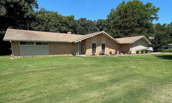 Ponca City House | Spacious Home close to the Marland Mansion and Pioneer Woman statue.