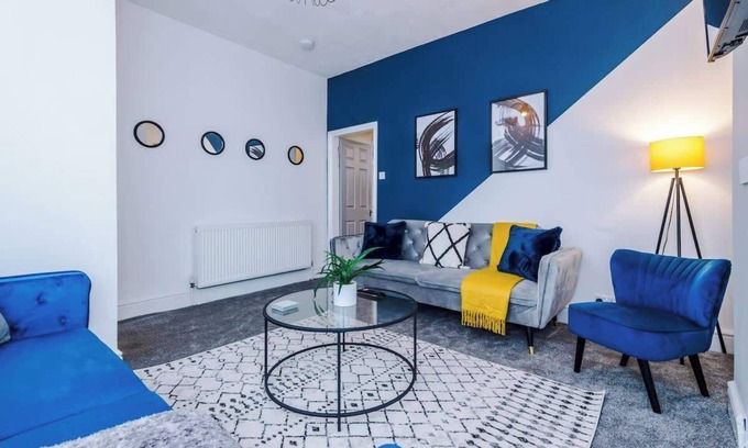 Droylsden House | Spacious Home, Ideal for Business Stays, Sleeps 9!