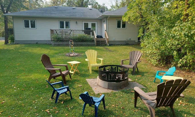 Gimli House | Spacious home minutes from the beach - family friendly, quiet neighborhood
