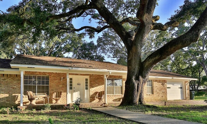 Northwest Pensacola House | Spacious Home Minutes Away From 2 or Amusement Park, Mall, & Downtown