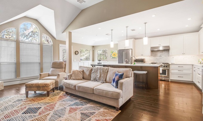 East Oak Hill House | Spacious home near Austin with office, enclosed backyard, patio, playground, AC