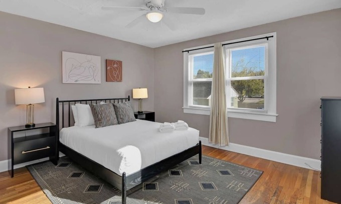 Columbia House | Spacious Home on Gervais | 4BR 2BA | Downtown
