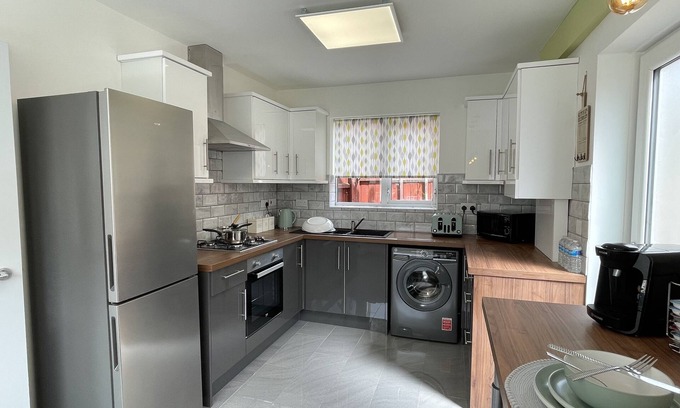 Derby House | Spacious House For Business and Leisure Travelers