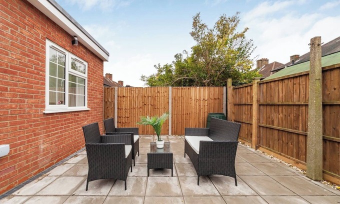 Merton Apartment | Spacious House with Garden