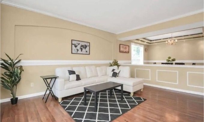 Mission Bend House | Spacious Houston Home 5 Bedrooms 3.5 Bathrooms 12 beds perfect for large group