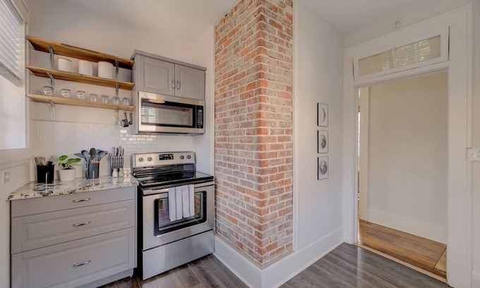 Earlewood Apartment | Spacious Industrial Modern Apt 2BR 1BA Downstairs