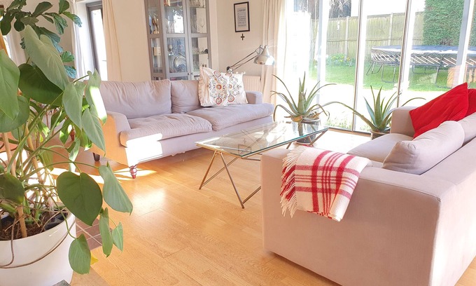 West Mersea House | Spacious Island beach house. w/Hot Tub