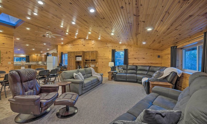 Partridge House | Spacious Kansas Retreat: On-Site Disc Golf!
