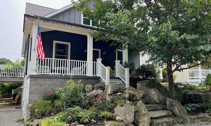 Lakeside House | Spacious Lakeside cottage - Sleeps 16 - steps to Pool, Fitness, & Pickleball