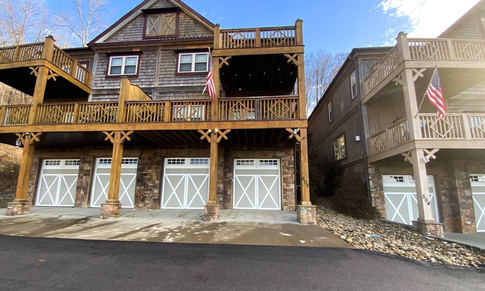 Andersonville House | Spacious lake view townhouse w/free attraction tickets & furnished deck