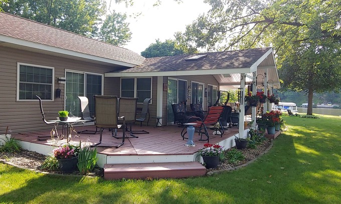 Langworthy House | Spacious Lakefront Retreat. 3 Bedroom, 2 Bath Ranch Home 30 ft from the water.