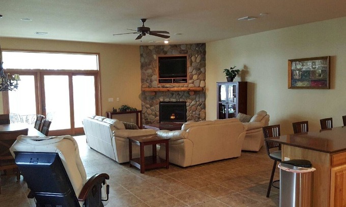 Mauston House | Spacious Lakefront Townhome on Castle Rock Lake!