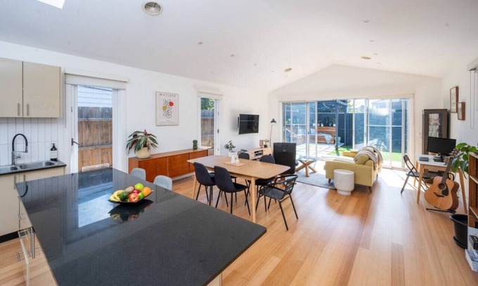 Northcote House | Spacious light-filled 3BD sanctuary in Northcote