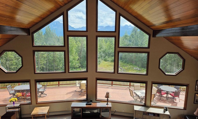 Gateway Cabin | Spacious Lodge in Charming Palmer with Incredible Mountain Views