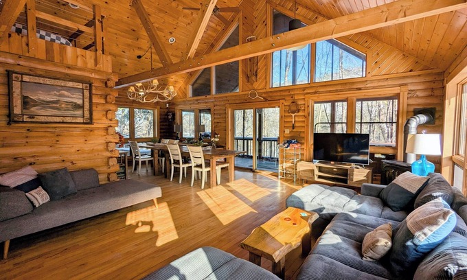 Warrensburg Cabin | Spacious log cabin in Warrensburg w/Hot Tub: 15 Mi to Lake George