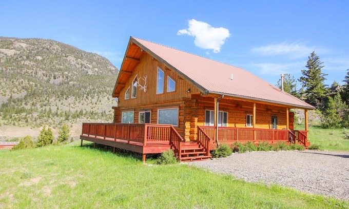 Emigrant House | Spacious Log Home near Yellowstone Park/Gardiner. Sleeps up to 12, deck and view