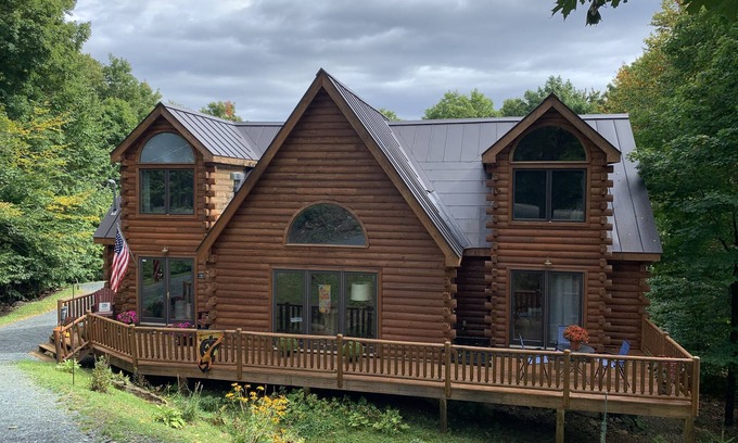 Wilmington Cabin | Spacious log home offering winter mountain views & gorgeous sunrises.