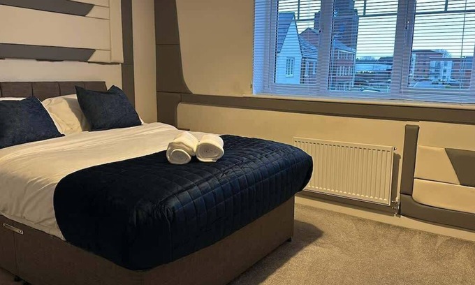 Wolverhampton House | Spacious Luxurious Serviced Accommodation 5