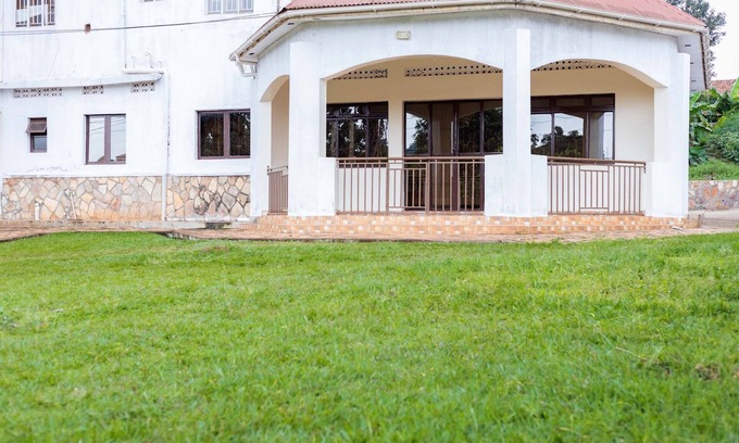 Kampala Apartment | Spacious, luxurious & peaceful 3BR, 3BA near DT large lawn secure free parking.