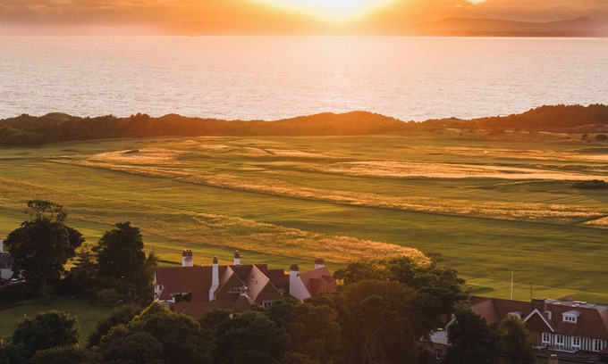 Gullane House | Spacious luxury 4-bedroom house steps away from Muirfield golf course