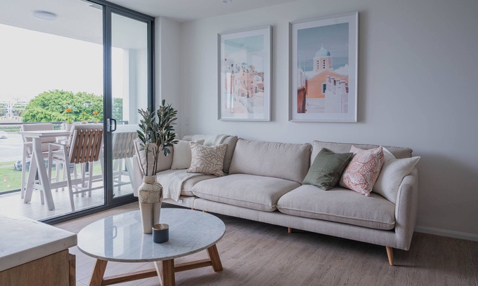 Gold Coast Apartment | Spacious Luxury Apartment Near the Lake in Gold Coast - Prime Location