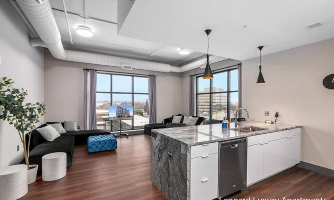 Nelson Apartment | Spacious Luxury Apartment with Waterfront Views - The Leonard Building