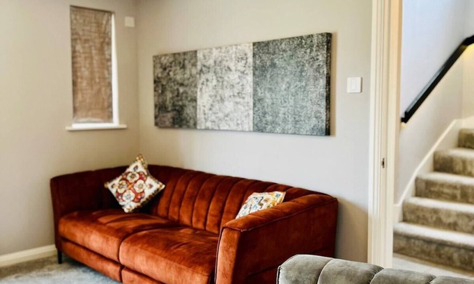 Colchester House | Spacious luxury home with garden & parking
