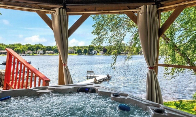 New Brighton House | Spacious Luxury Retreat Lakehouse