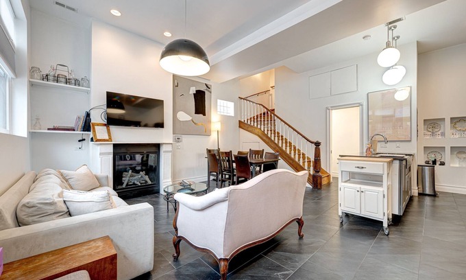 Old Town Triangle House | Spacious Luxury Townhouse - Old Town by AllSet Turnover