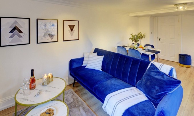 Leamington Spa Apartment | Spacious, modern 2 bed apt w/parking & Netflix