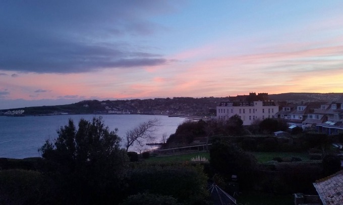 Swanage Apartment | Spacious Maisonette nr Beach with Seaviews only 29th August, Oct HT+ Xmas/NY