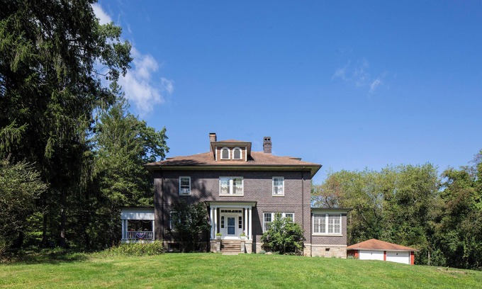 Redstar House | Spacious Manor at New River Gorge and Outdoor Activities - Skiing, Golf, Hiking