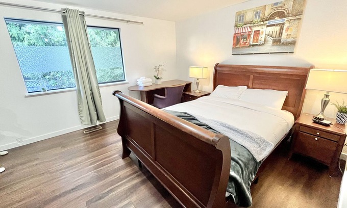 Bridle Trails Bed & Breakfast | Spacious Master; Private Bathroom; Walk 2 Bus; AC