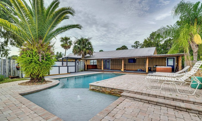 Micanopy House | Spacious Micanopy Farmhouse w/Luxurious Pool!