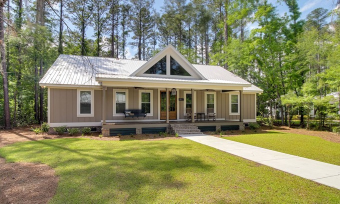 Midway Cottage | Spacious Midway Cottage w/Porches, Near Hunting!