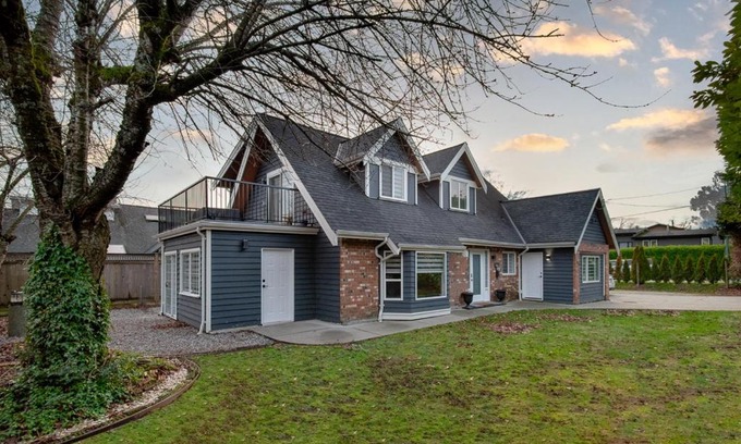 White Rock House | Spacious & Modern by the Beach
