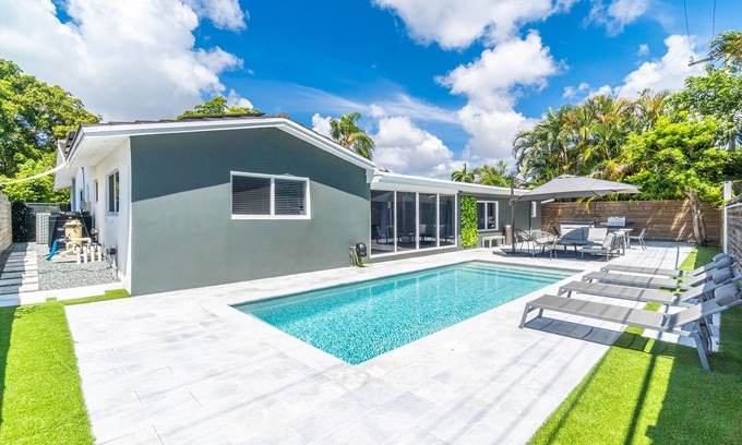 North Miami Beach House | Spacious Modern Home 5BR Heated Pool, 9mn to Beach